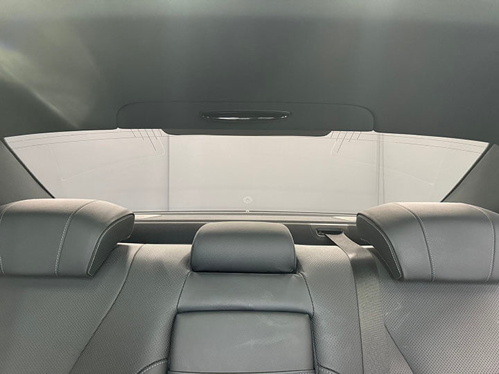 令和5年BMW4シリーズのカーフィルム施工前内側のリアガラス
